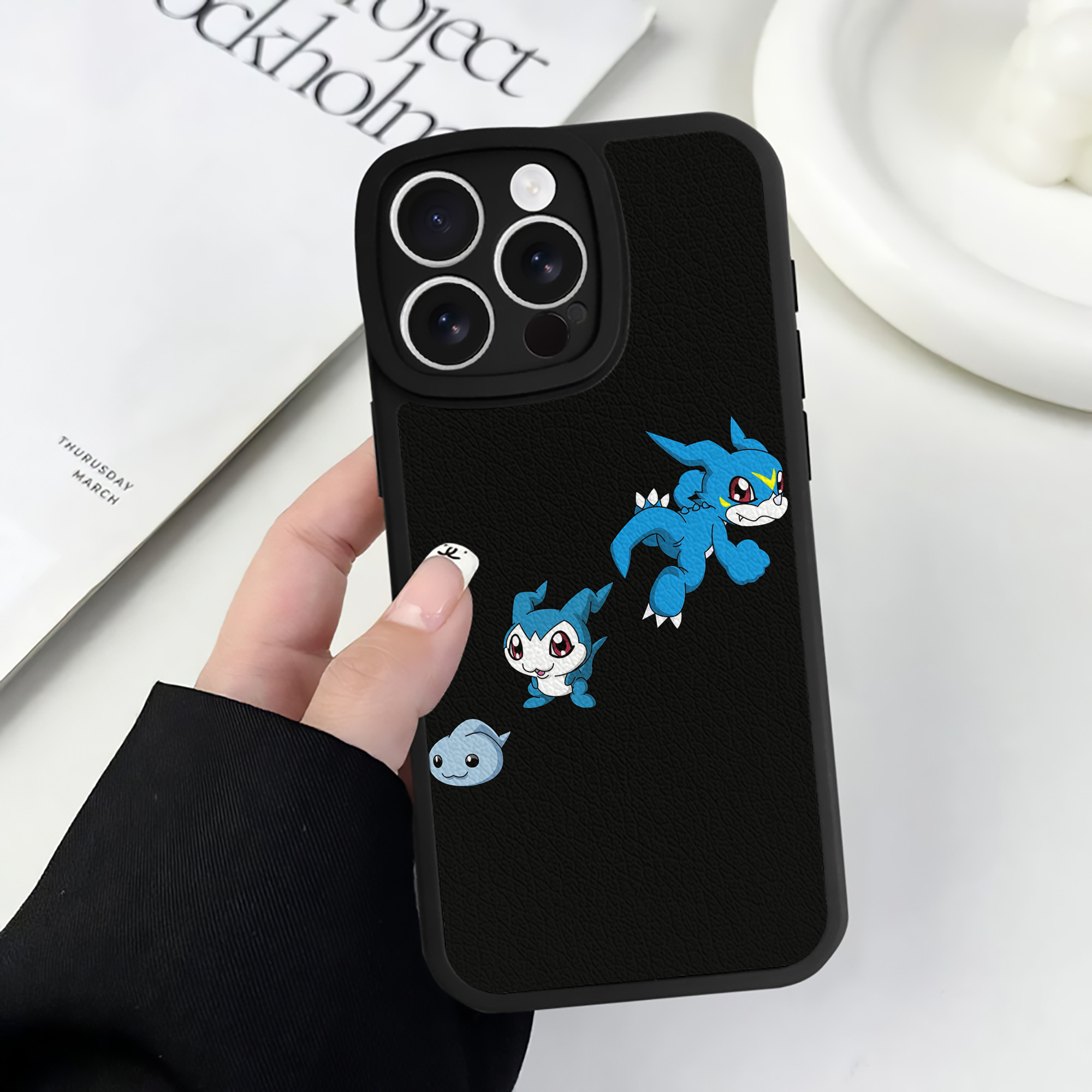 （画像用） Digimon デジタルモンスター/デジモン 【iPhone 16シリーズ対応】シリコンスマホケース（レザー調） 材質：シリコン